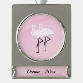 Roze lamingos met naam en datum verzilverd banner ornament