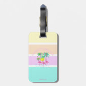 Roze lamingos met palmen, Namaste stranden, Koel Bagagelabel (Achterkant verticaal)