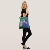 roze lantana wilde bloemen op een tas (Op model)