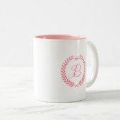 Roze Laurel Wreatwith Monogram Tweekleurige Koffiemok (Voorkant rechts)