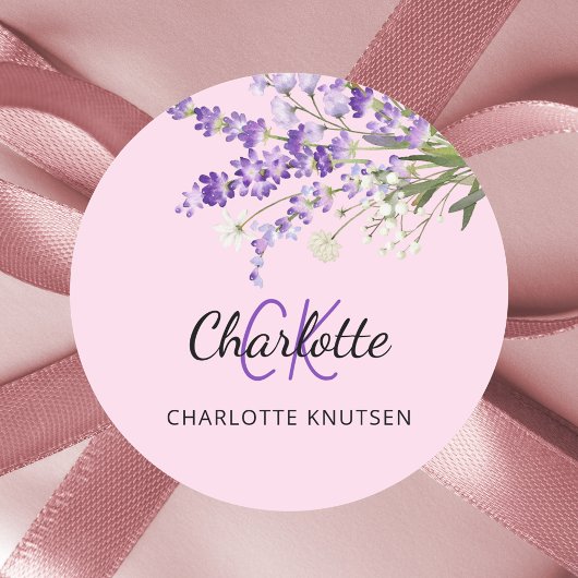Roze lavendelbloemen met monogram ronde sticker