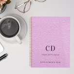 Roze lederen monogram initialen 2025 planner<br><div class="desc">Een roze kunstleerfoto als achtergrond en paarse tekst. Pas uw monogram initialen,  naam en een titeljaar aan en voeg deze toe.</div>