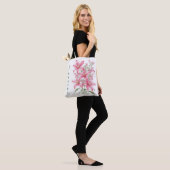 Roze Lelie Bloemen gepersonaliseerd Tote Bag (Op model)
