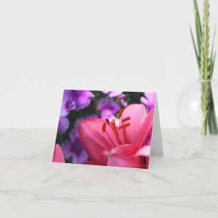 Roze lelie en paarse bloemen feestdagen kaart