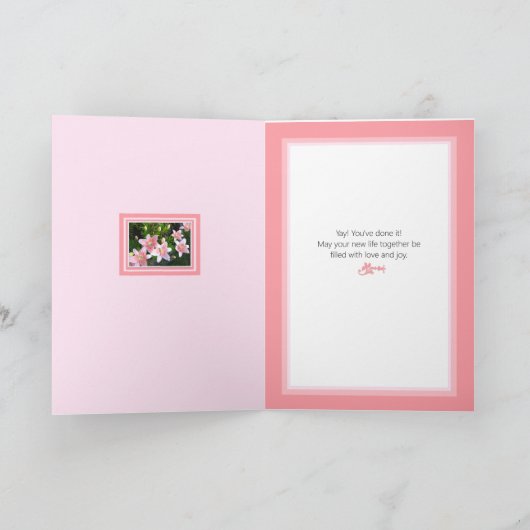 Roze Lelies Bruid & Bruid Trouwen Kaart (Binnen)