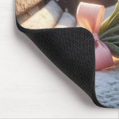 Roze lente tulpen op besneeuwde bank muismat (Hoek)