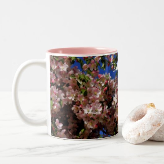 Roze lentesbloesem - gepersonaliseerd tweekleurige koffiemok (Met donut)