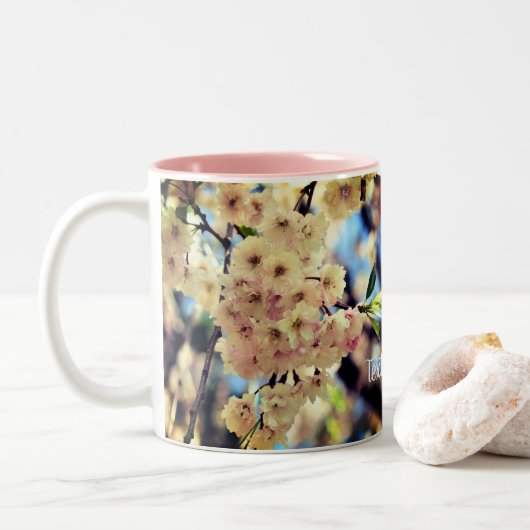 roze lentesbloesems gepersonaliseerd tweekleurige koffiemok (Met donut)