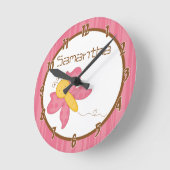 Roze lentetter Butterfly Personalized Clock Ronde Klok (Hoek)