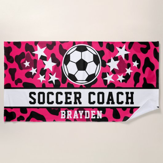 Roze Leopard Print Voetbal coach naam Strandlaken (Voorkant)