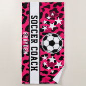 Roze Leopard Print Voetbal coach naam Strandlaken (Voorkant)