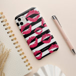 Roze lichte afdrukklep zwart-wit strepe Case-Mate iPhone 14 hoesje<br><div class="desc">Vloeiend! Het grafische telefoongeval kenmerkt een zwarte en witte stripe achtergrond bedekt met hete fuchsia roze lip drukkussens. Gebruik het facultatieve verpersoonlijkingsgebied om een naam of een monogram toe te voegen,  of eenvoudig te schrappen. Maakt een schattig geschenk voor make-up artiesten of schoonheidsliefhebbers.</div>