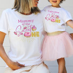Roze Lief Een Meisje's 1e Verjaardag Mama Matching T-shirt<br><div class="desc">Sweet One desserts thema girly kleurrijke 1e verjaardag,  met snoepjes,  ontworpen met handgetekende elementen in pastelroze,  en faux gouden kleuren met faux gouden glitter elementen.</div>