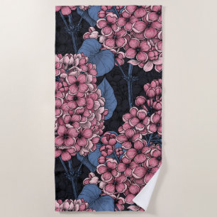Roze lila op donkerblauw strandlaken