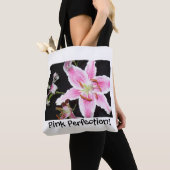 Roze Lily | Fijne roze Lily Flower on Black Tote Bag (Dichtbij)