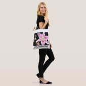 Roze Lily | Fijne roze Lily Flower on Black Tote Bag (Op model)