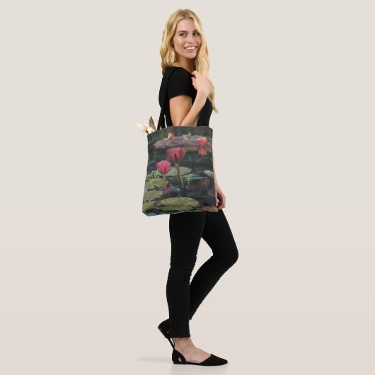 Roze Lily Pond Canvas tas (Op model)