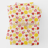 Roze limonade in papierbladen inpakpapier vel (In situ)