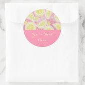 Roze limonade 'Jouw tekst' sticker rond roze (Tas)