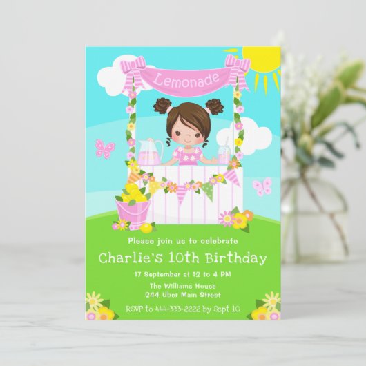 Roze limonade stand verjaardag bruin haar meisje kaart (Staand voorkant)