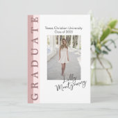 Roze lineaire foto afstudeeruitnodigingskaart kaart (Staand voorkant)