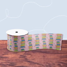 Roze lint met stapel boeken en kleine bloemen