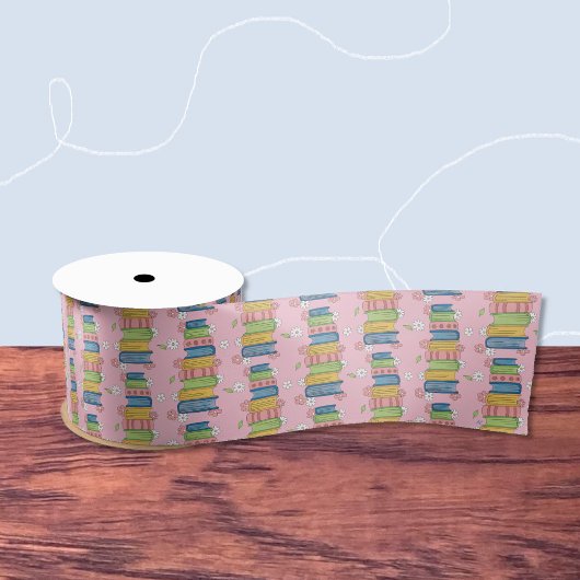 Roze lint met stapel boeken en kleine bloemen