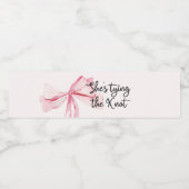 Roze lint Ze gaat trouwen Bruidsfeest Waterfles Etiket (Enkel label)