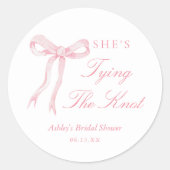 Roze lint, ze knoopt de knoop bruidsfeest ronde sticker (Voorkant)