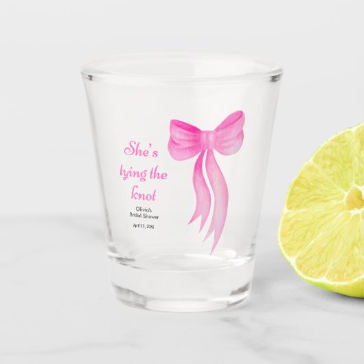 Roze lint ze maakt de knoop bruidsfeest  shot glas (Voorkant)