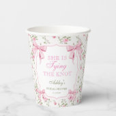 Roze lint: ze maakt de knoop vast Bruids douche Papieren Bekers (Achterkant)