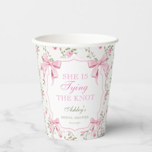 Roze lint: ze maakt de knoop vast Bruids douche Papieren Bekers (Voorkant)