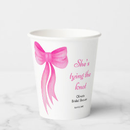 Roze lint ze maakt de knoop vast bruidsuitnodiging papieren bekers