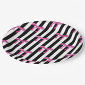 Roze lintbogen op zwarte en witte strepen papieren bordje (Gekanteld)