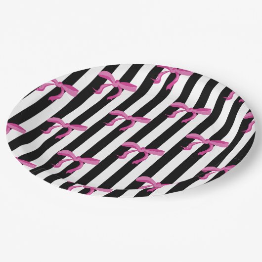 Roze lintbogen op zwarte en witte strepen papieren bordje (Gekanteld)