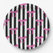 Roze lintbogen op zwarte en witte strepen papieren bordje (Voorkant)