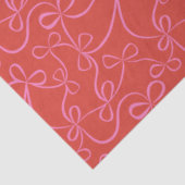 Roze lintboogjes op rode moderne feestdag tissuepapier (Detail)