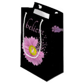 Roze linten en Daisy Believe Klein Cadeauzakje (Voorkant Gekanteld)