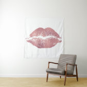  roze lip opdruk, roos goud. wandkleed (In situ)