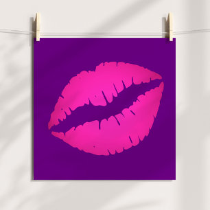 Roze lippen op paars poster
