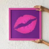 Roze lippen op paars poster