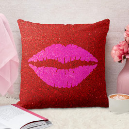 Roze lippen op rode glitterachtergrond kussen