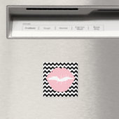 Roze lippen op zwart-wit zigzagpatroon magneet (Insitu (Vaatwasser))