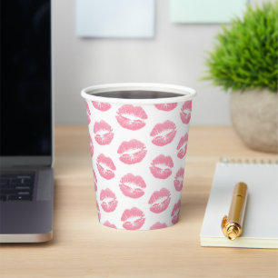 Roze lippen, patroon van lippen, roze lippenstift, papieren bekers