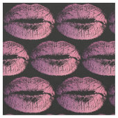 Roze lips op zwart stof (Close Up)