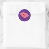 Roze lips verzegeld met een kus ronde sticker (Tas)