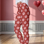 Roze Lipstick Kus Print Rood Leggings<br><div class="desc">Druk je romantische kant uit met deze roze lipstick kiss print leggings op een gedurfde rode achtergrond. Ideaal voor Valentijnsdag of wanneer je maar een leuk en flirterig element aan je outfit wilt toevoegen. Deze comfortabele leggings zijn ontworpen met een opvallend patroon van roze lip prints, het toevoegen van een...</div>