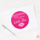 Roze 'Little she' Gender onthulling Ronde Sticker (Envelop)