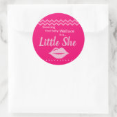 Roze 'Little she' Gender onthulling Ronde Sticker (Tas)