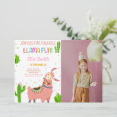 Roze Llama Birthday-uitnodigingen met foto Kaart (Staand voorkant)